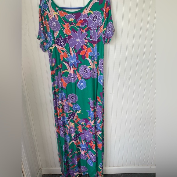 Spense (XL) Maxi/ Floral Short Sleeve Dress w/round neck & slit on bottom left - Picture 5 of 6